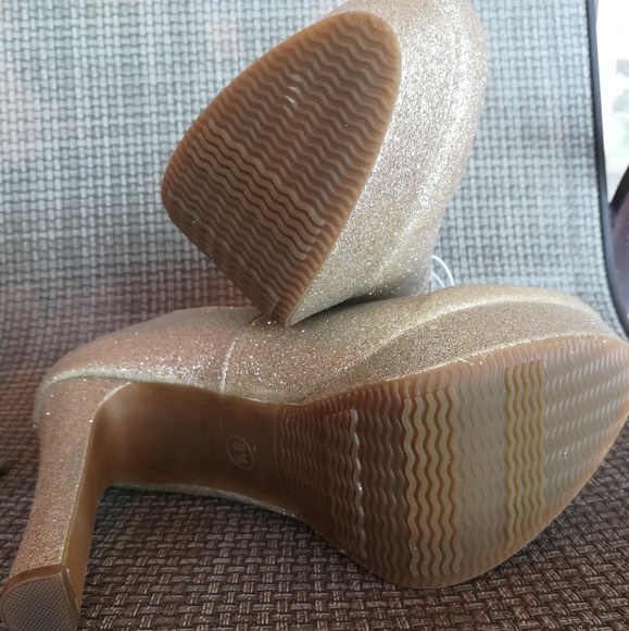 Shoes - Picture 4 of 5